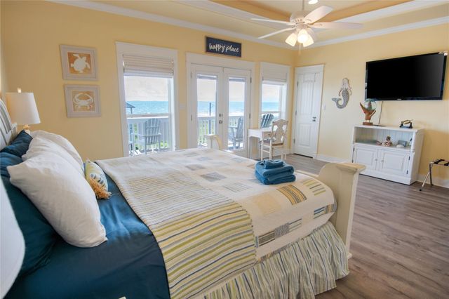 961 Hamilton Drive, Crystal Beach, TX 77650