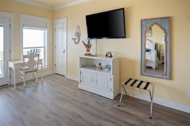 961 Hamilton Drive, Crystal Beach, TX 77650