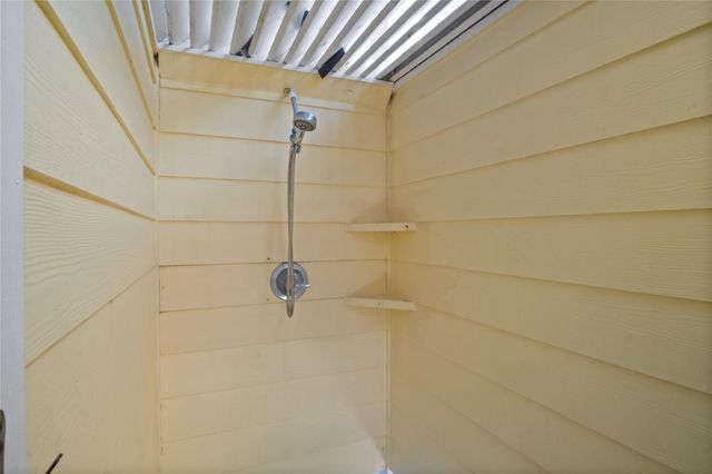 961 Hamilton Drive, Crystal Beach, TX 77650