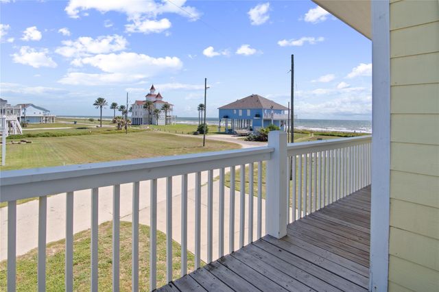 961 Hamilton Drive, Crystal Beach, TX 77650