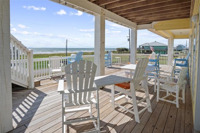 961 Hamilton Drive, Crystal Beach, TX 77650
