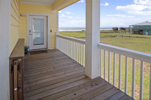 961 Hamilton Drive, Crystal Beach, TX 77650