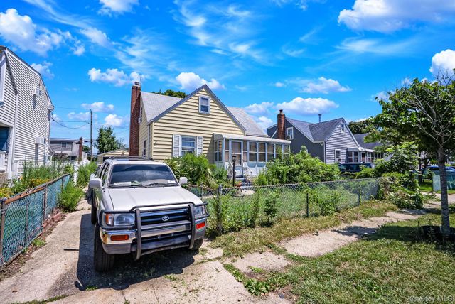 218 Venetian Boulevard, Lindenhurst, NY 11757