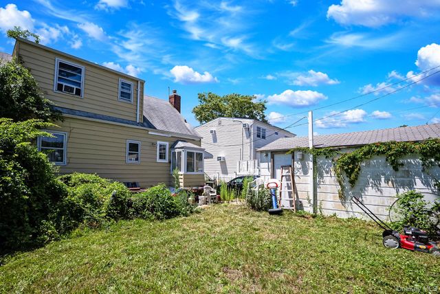 218 Venetian Boulevard, Lindenhurst, NY 11757