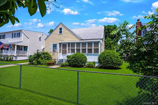 218 Venetian Boulevard, Lindenhurst, NY 11757