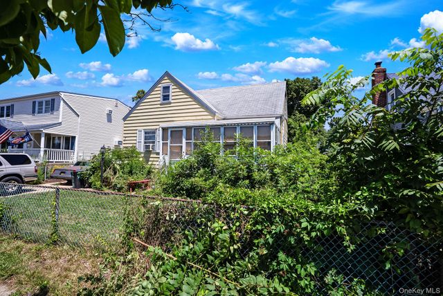 218 Venetian Boulevard, Lindenhurst, NY 11757