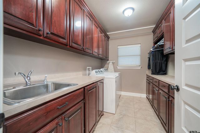 111 Rutland Dr, Hallsville, TX 75650
