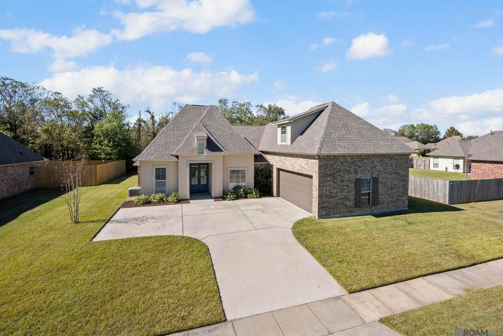 7119 Lakecrest Dr, Zachary, LA 70791