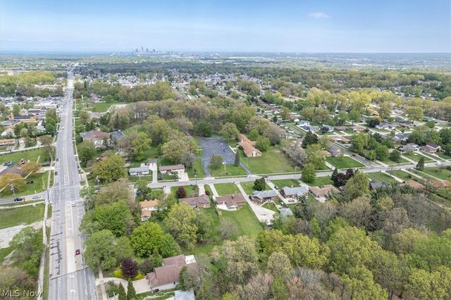 96 E Ridgewood Drive, Seven Hills, OH 44131