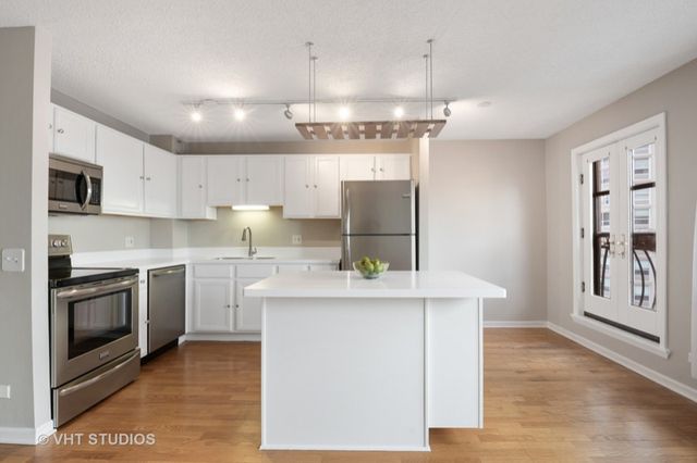 711 W Gordon Terrace 813, Chicago, IL 60613
