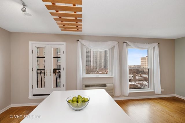711 W Gordon Terrace 813, Chicago, IL 60613