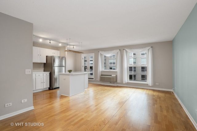 711 W Gordon Terrace 813, Chicago, IL 60613
