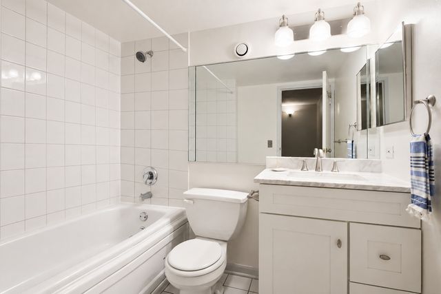 711 W Gordon Terrace 813, Chicago, IL 60613