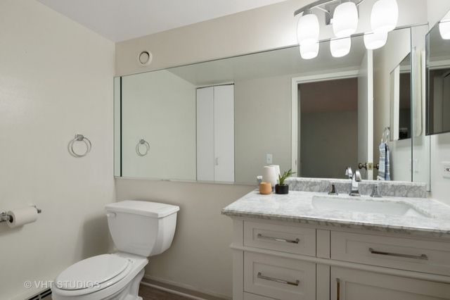 711 W Gordon Terrace 813, Chicago, IL 60613