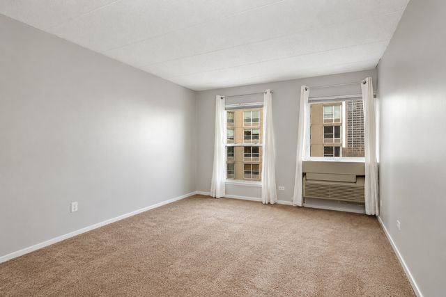 711 W Gordon Terrace 813, Chicago, IL 60613