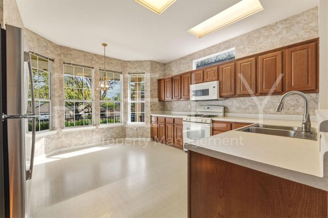 280 Whispering Wind DR, Georgetown, TX 78633