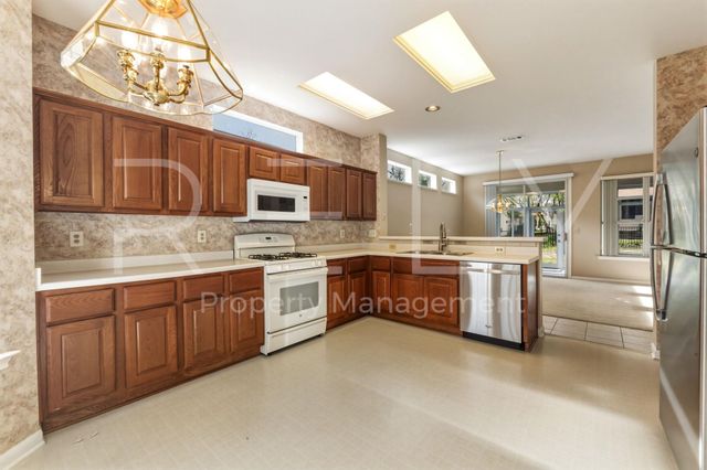 280 Whispering Wind DR, Georgetown, TX 78633