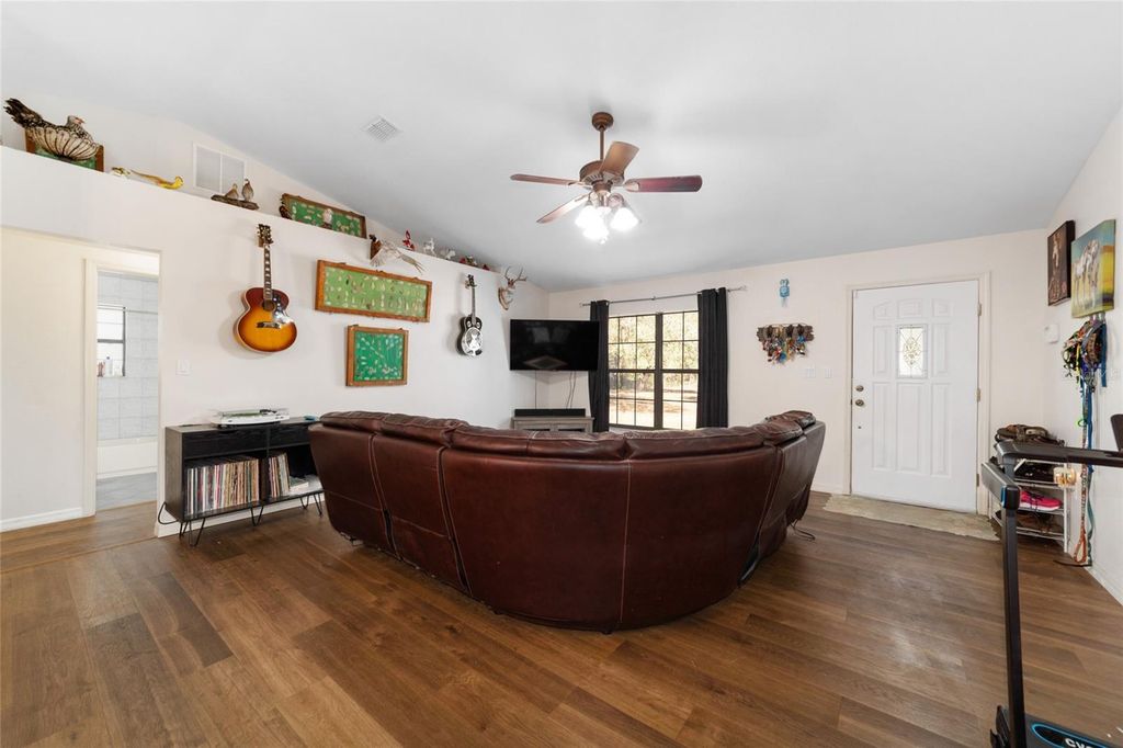 Image 11 of property listing at 1572 N HIGHWAY 314A, Silver Springs, FL 34488