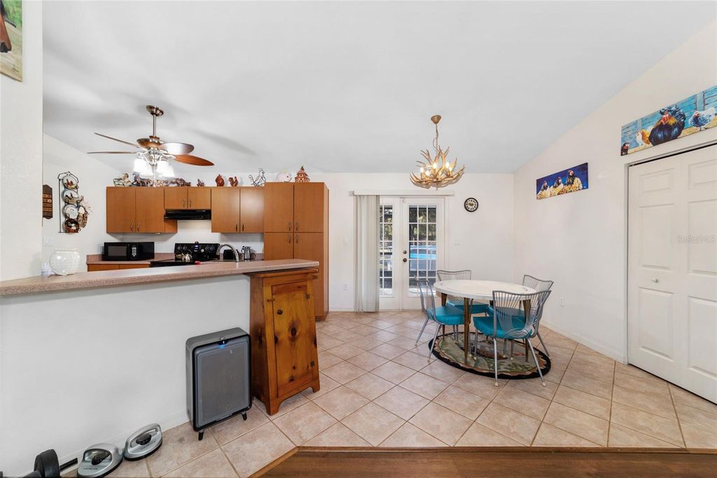 Image 12 of property listing at 1572 N HIGHWAY 314A, Silver Springs, FL 34488