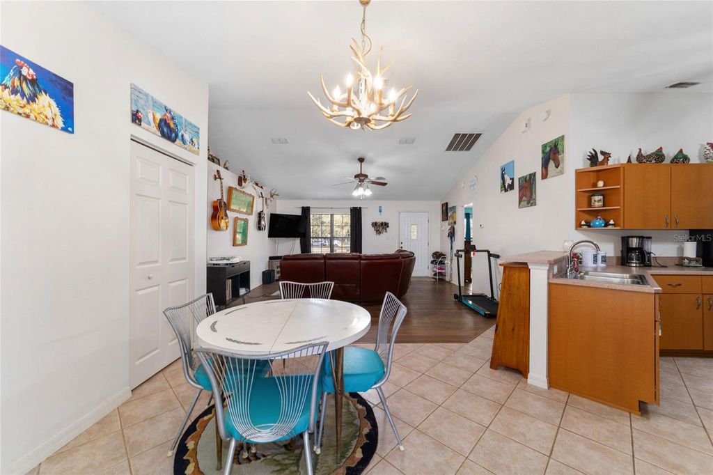 Image 19 of property listing at 1572 N HIGHWAY 314A, Silver Springs, FL 34488