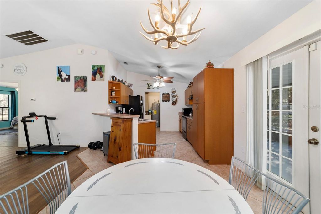 Image 22 of property listing at 1572 N HIGHWAY 314A, Silver Springs, FL 34488