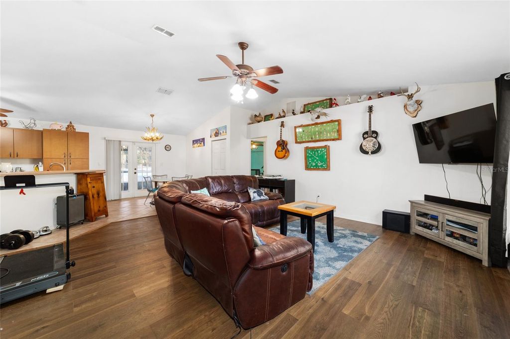 Image 6 of property listing at 1572 N HIGHWAY 314A, Silver Springs, FL 34488