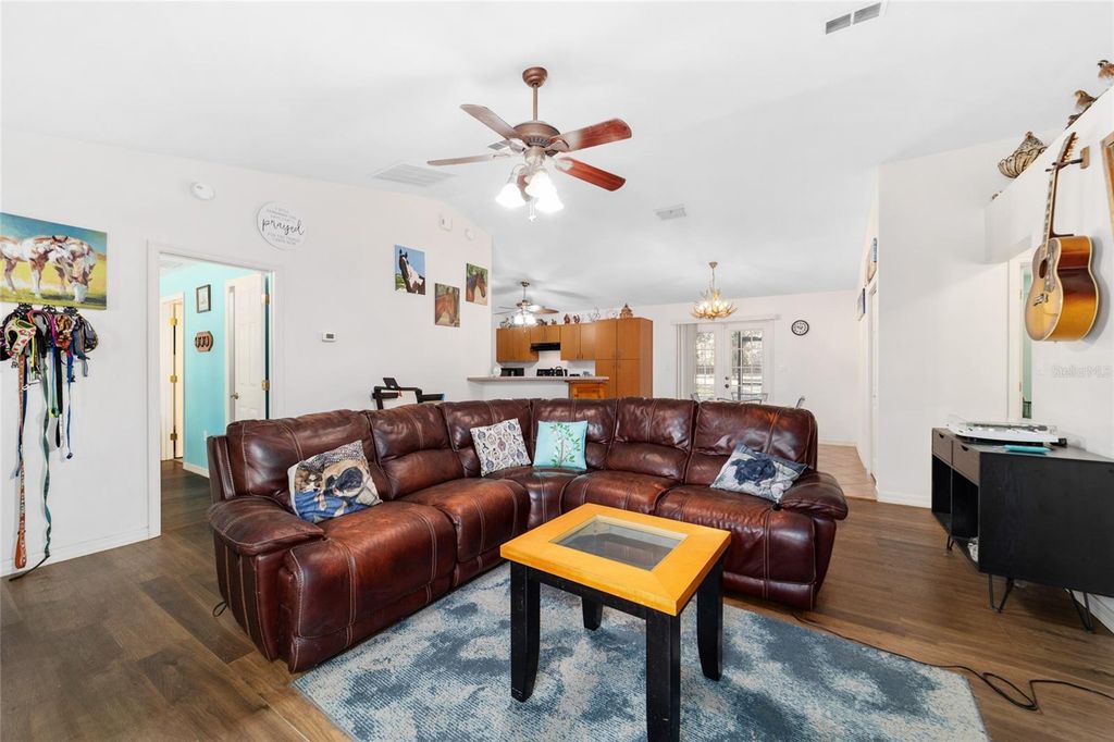 Image 8 of property listing at 1572 N HIGHWAY 314A, Silver Springs, FL 34488