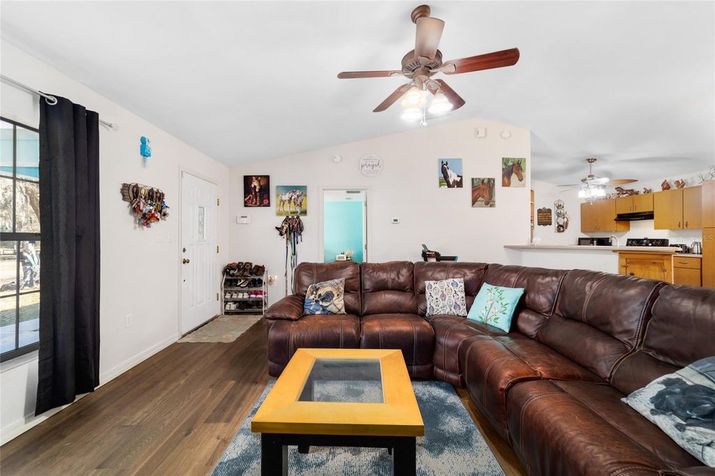 Image 9 of property listing at 1572 N HIGHWAY 314A, Silver Springs, FL 34488