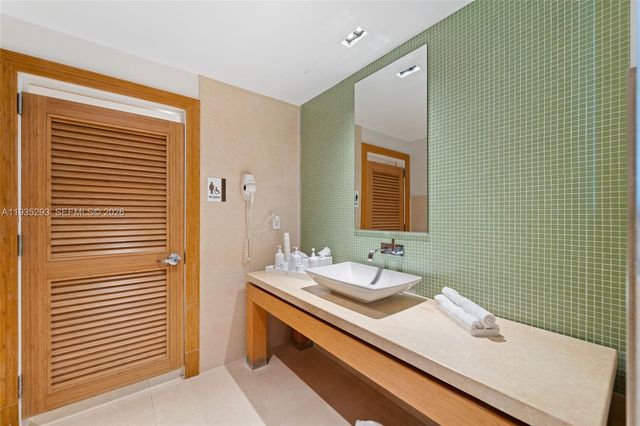 900 Biscayne Blvd 2106, Miami, FL 33132