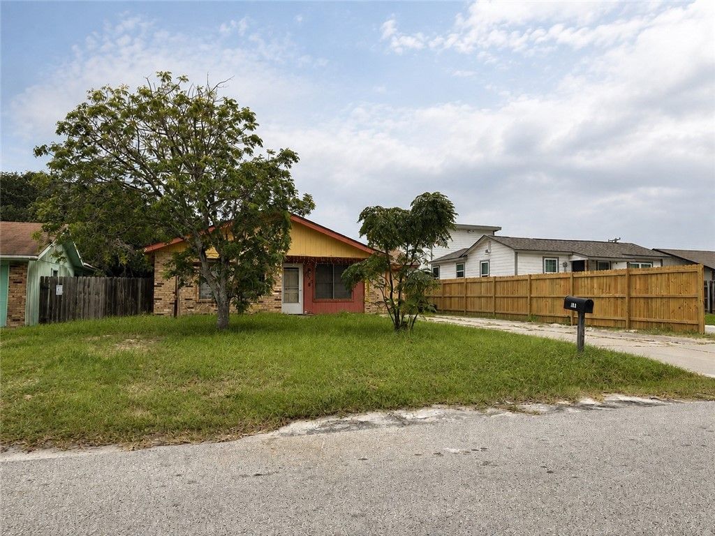 1042 S 10th St, Aransas Pass, TX 78336 — exterior