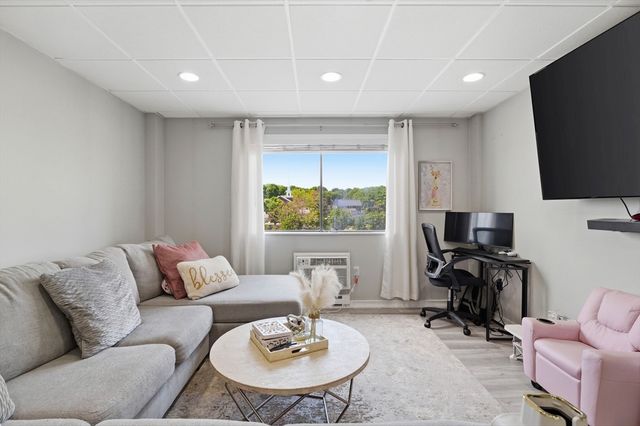 64 Foster St 305, Peabody, MA 01960
