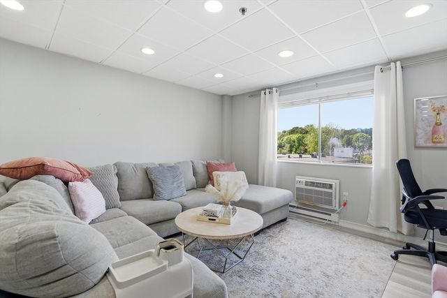64 Foster St 305, Peabody, MA 01960