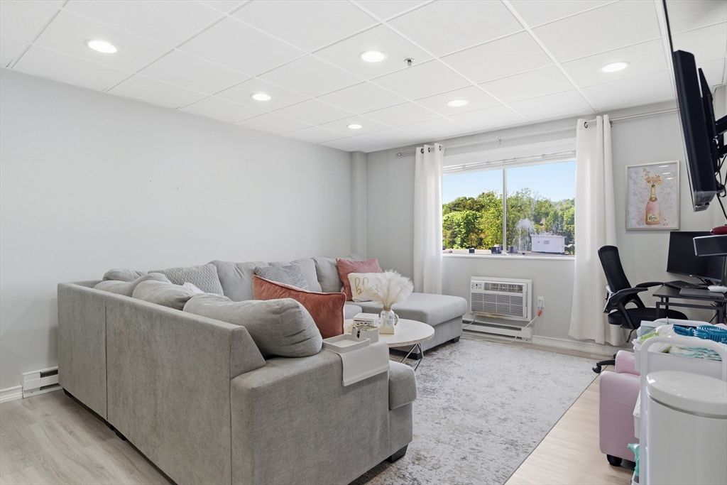 64 Foster St 305, Peabody, MA 01960