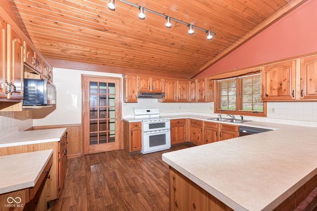 7062 W Christian Drive, New Palestine, IN 46163