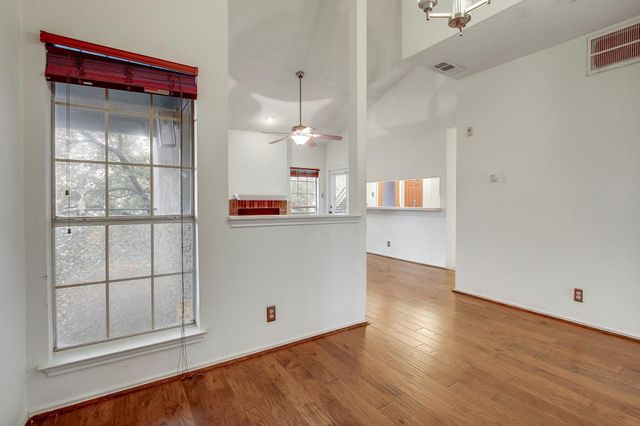 700 S 1st ST 304, Austin, TX 78704