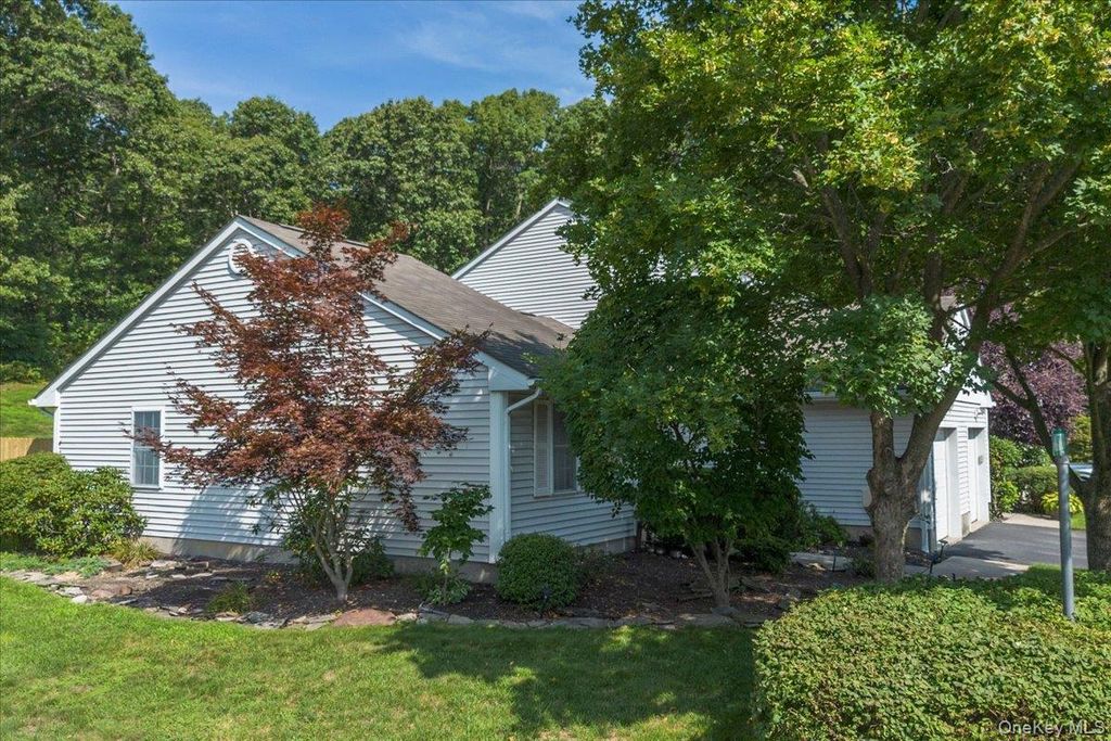 204 Mattituck Court, Melville, NY 11747 — photo 2