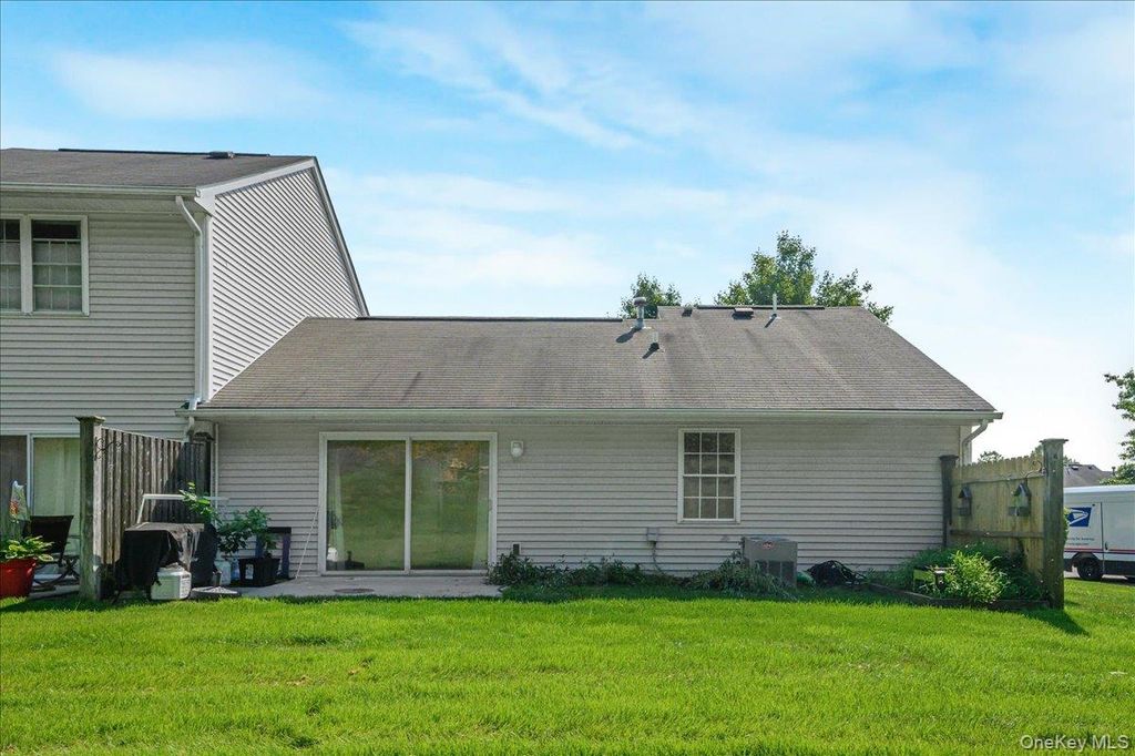 204 Mattituck Court, Melville, NY 11747 — photo 3