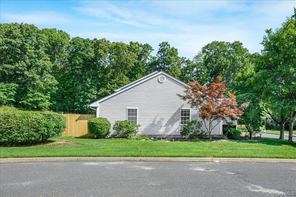 204 Mattituck Court, Melville, NY 11747 — photo 4
