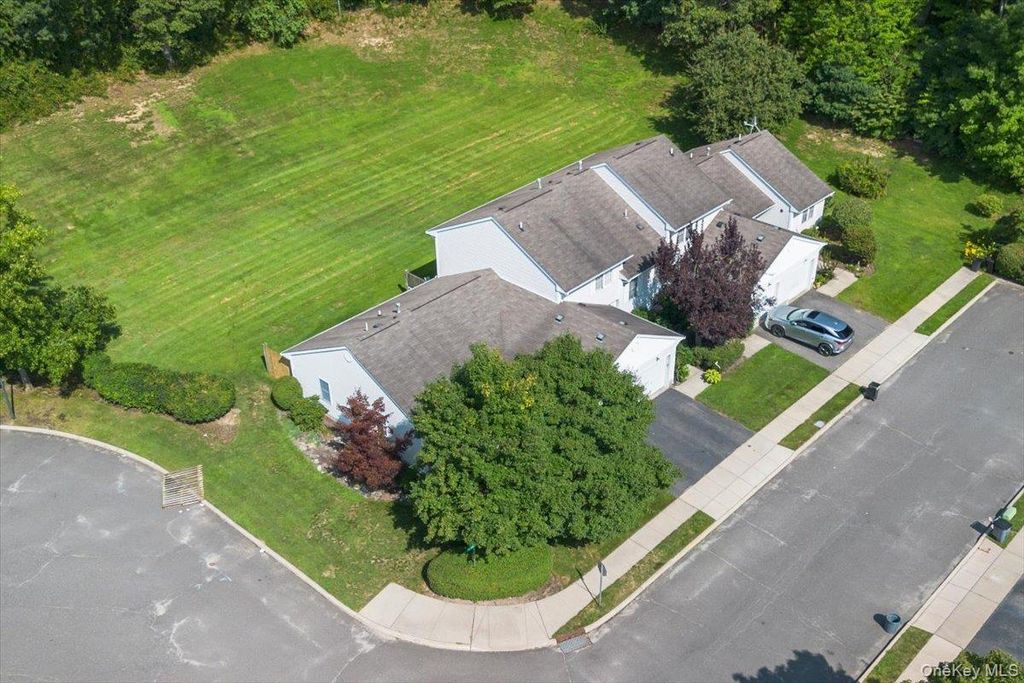 204 Mattituck Court, Melville, NY 11747 — photo 5