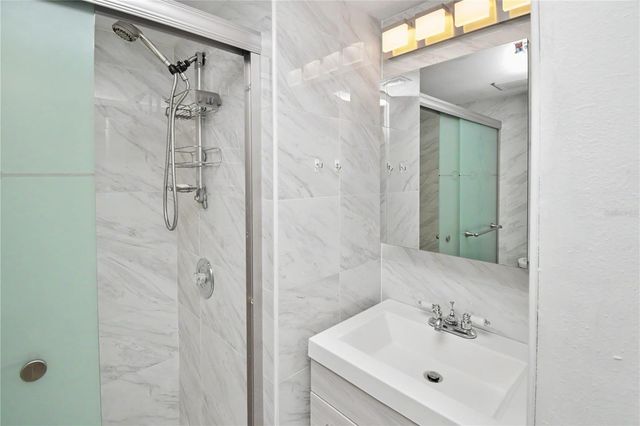 5677 SUMMER SIDE LANE 31B, Sarasota, FL 34231