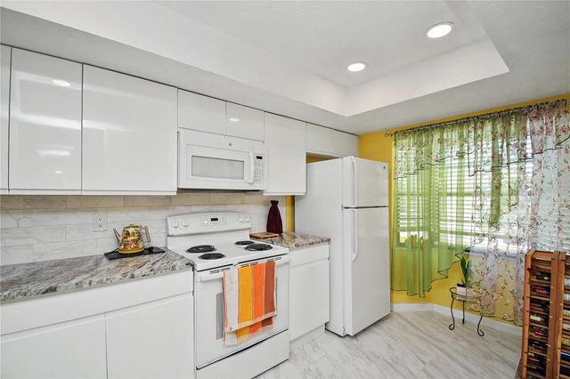 5677 SUMMER SIDE LANE 31B, Sarasota, FL 34231
