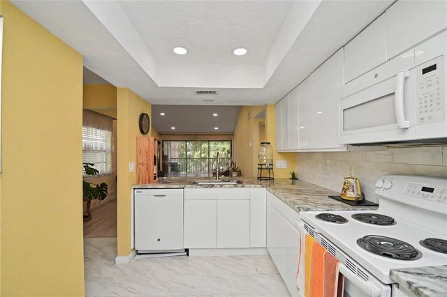 5677 SUMMER SIDE LANE 31B, Sarasota, FL 34231