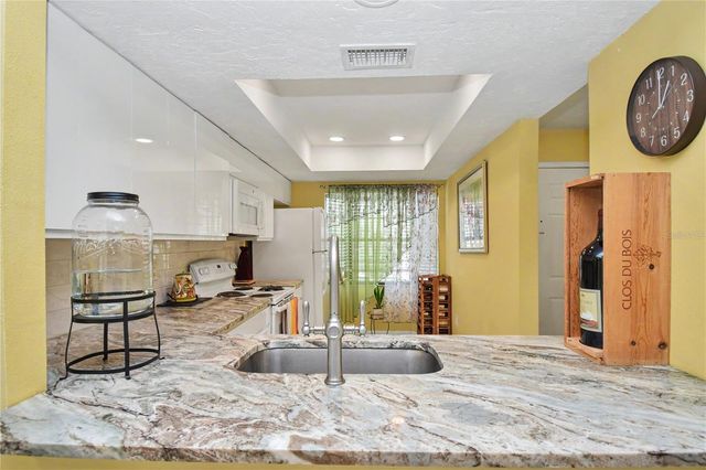 5677 SUMMER SIDE LANE 31B, Sarasota, FL 34231