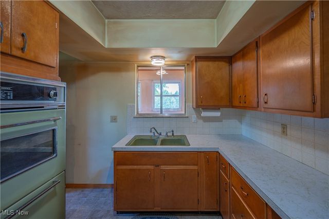 41 Burl Road, Parkersburg, WV 26104