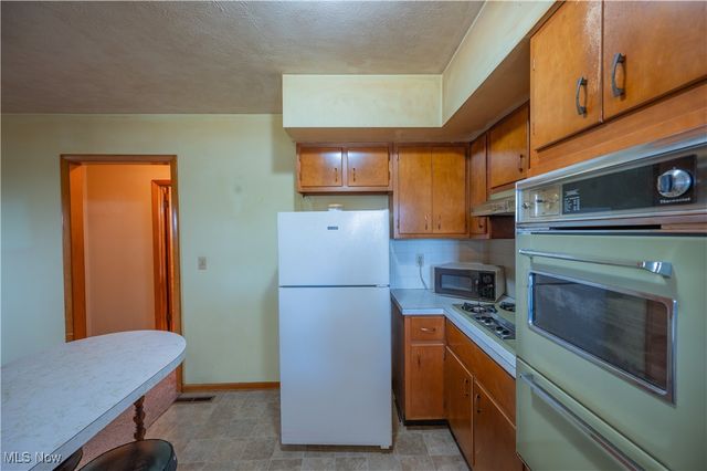 41 Burl Road, Parkersburg, WV 26104