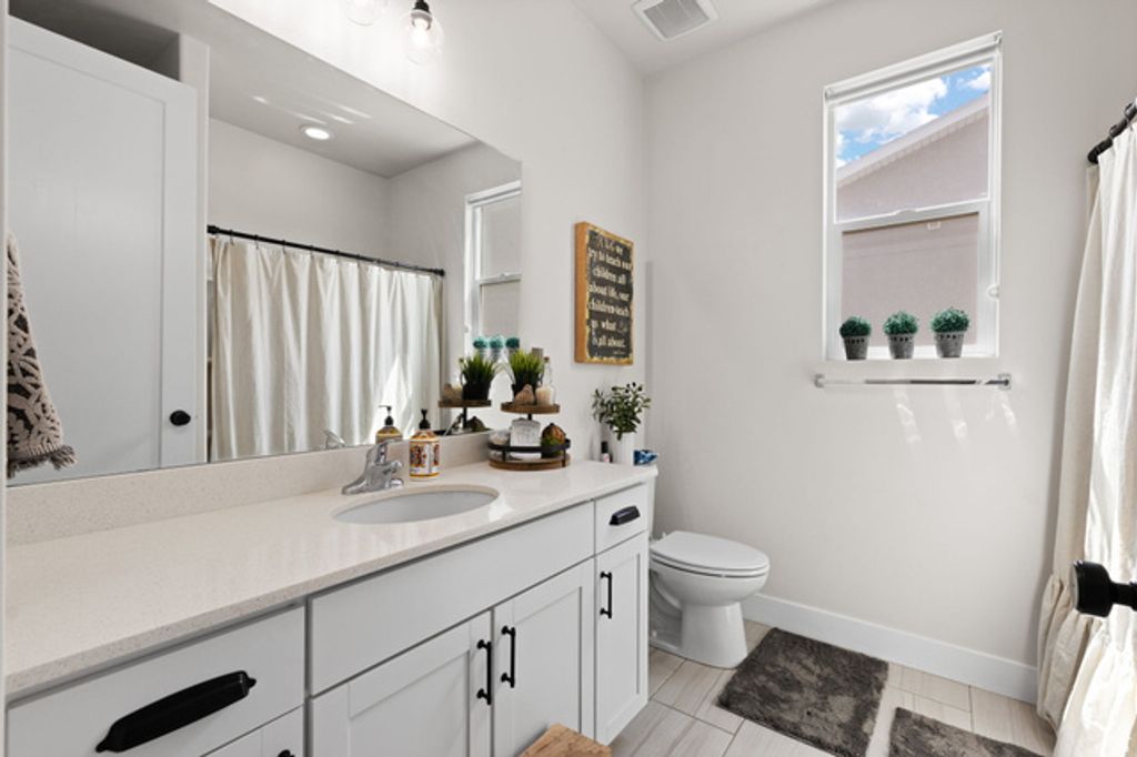 Image 7 of property listing at 3648 W CREEK MEADOW RD, Riverton, UT 84065