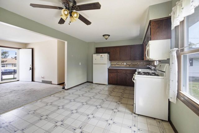 1367 Balsam PLACE, West Bend, WI 53095