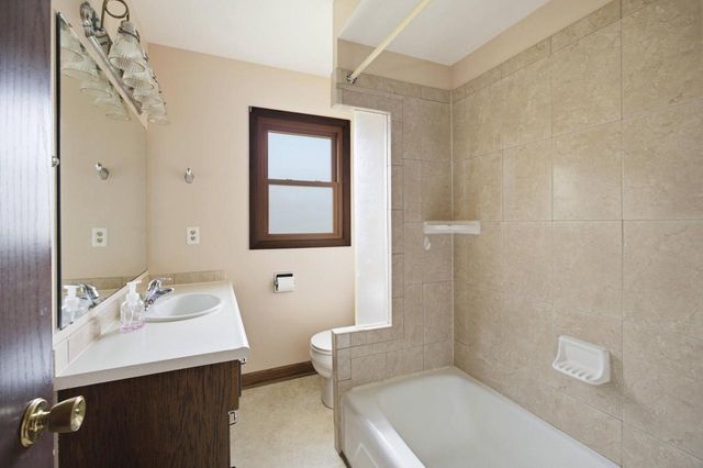 1367 Balsam PLACE, West Bend, WI 53095
