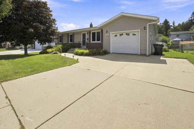1367 Balsam PLACE, West Bend, WI 53095