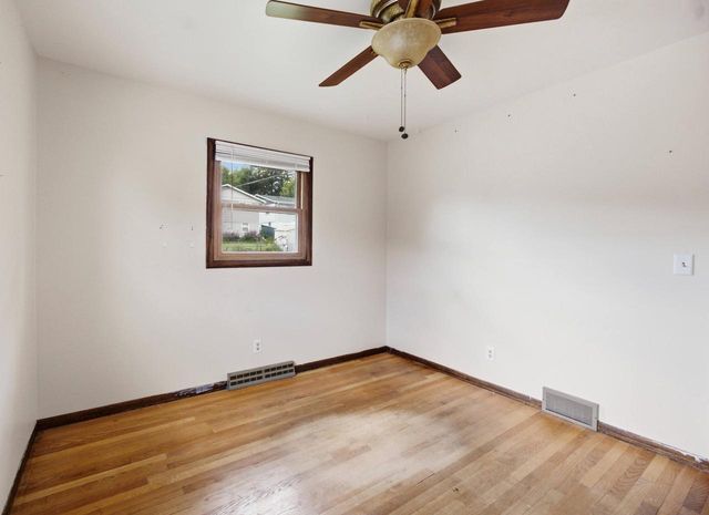 1367 Balsam PLACE, West Bend, WI 53095